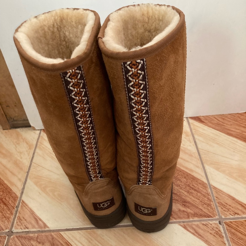 Embroidered ugg - Picture 2 of 9